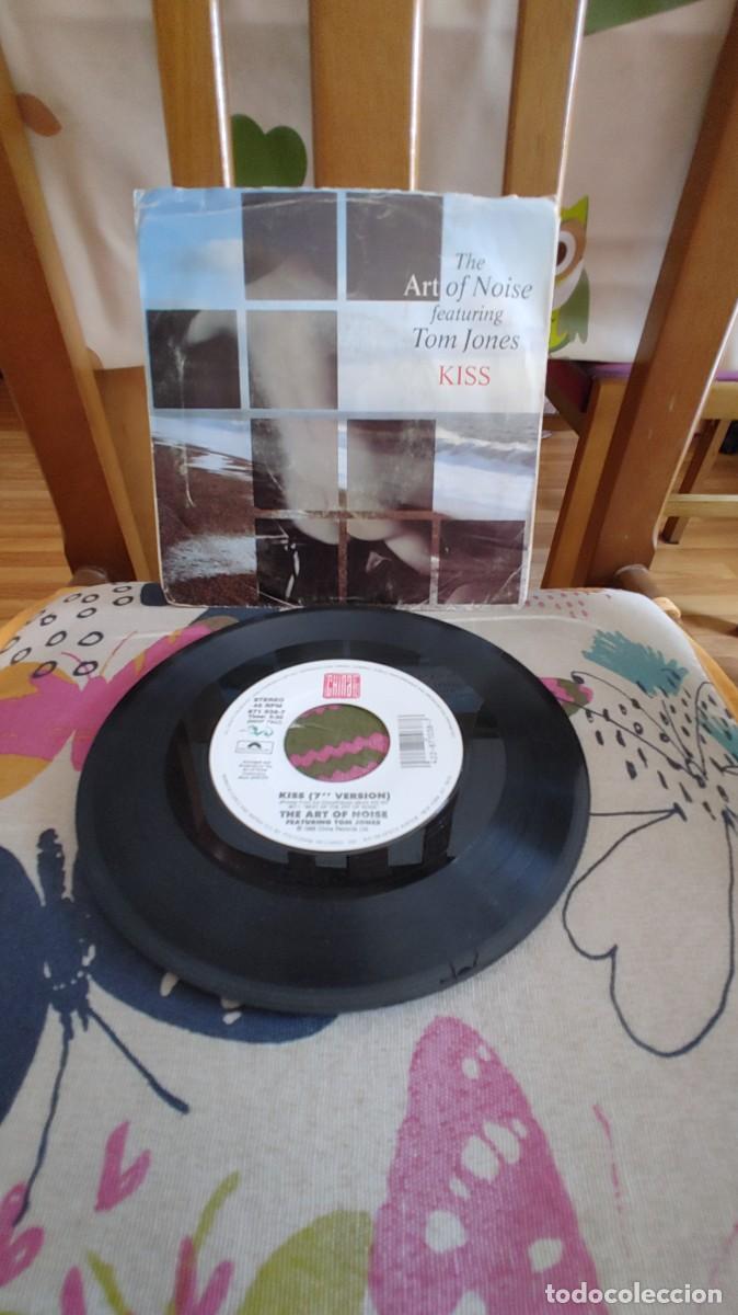 Discos de vinilo: THE ART OF NOISE TOM JONES-SINGLE KISS