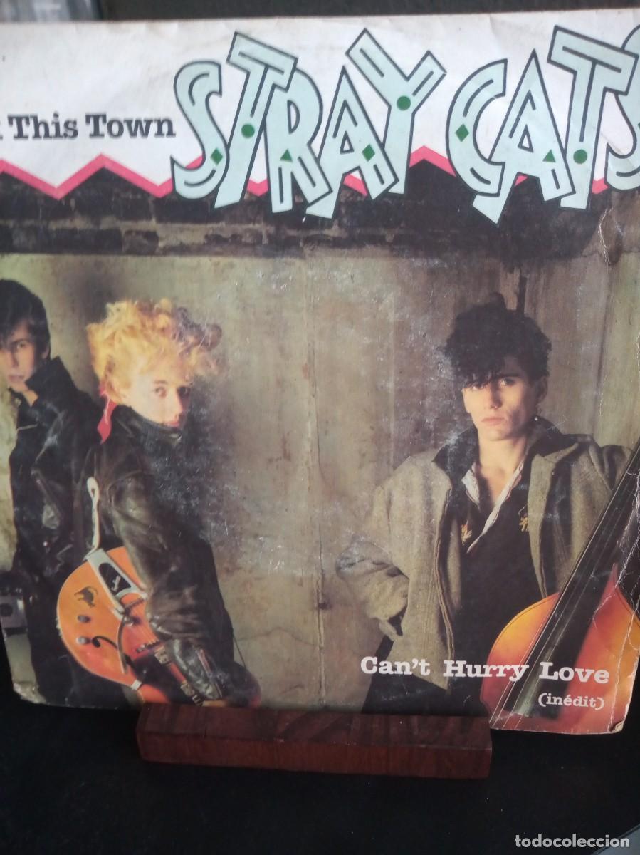 Discos de vinilo: STRAY CATS - ROCK THIS TOWN - SINGLE.