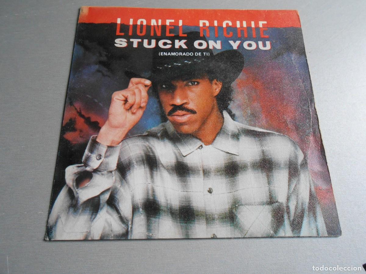 Discos de vinilo: LIONEL RICHIE, SG, STUCK ON YOU + 1, A&Ntilde;O 1984, MOTOWN SPBO-60164