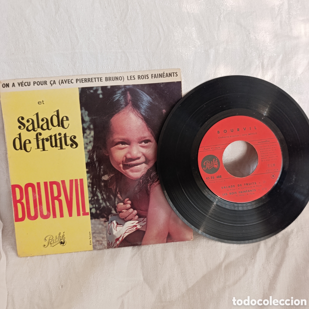 Discos de vinilo: Vinilo EP 45 RPM de Bourvil titulado &rdquo;Salade de fruits&rdquo;,sello Path&eacute; en 1959