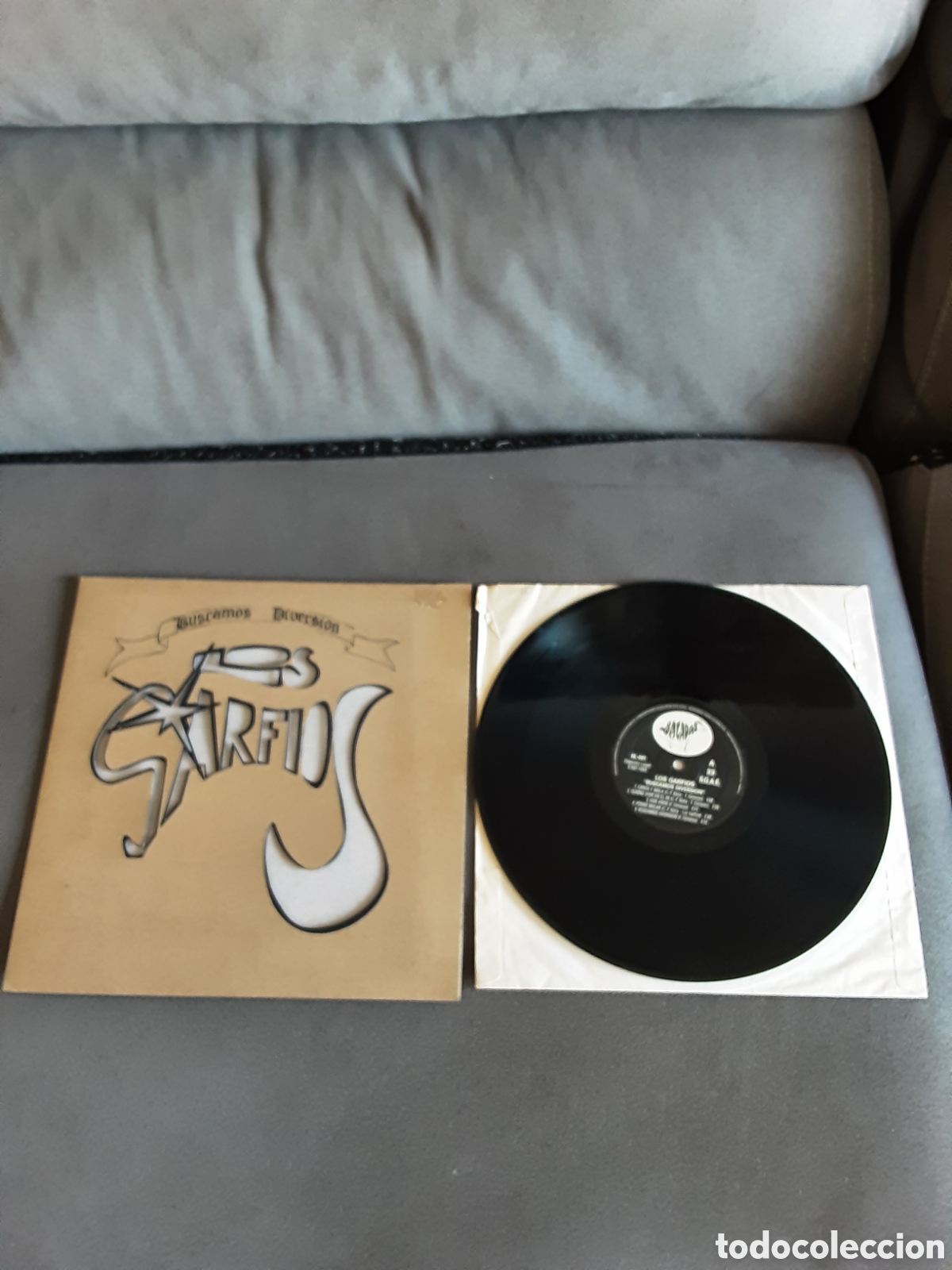 Discos de vinilo: LOS GARFIOS LP BUSCAMOS DIVERSION 1994 PUNK ROCK CARPETA TROQUELADA