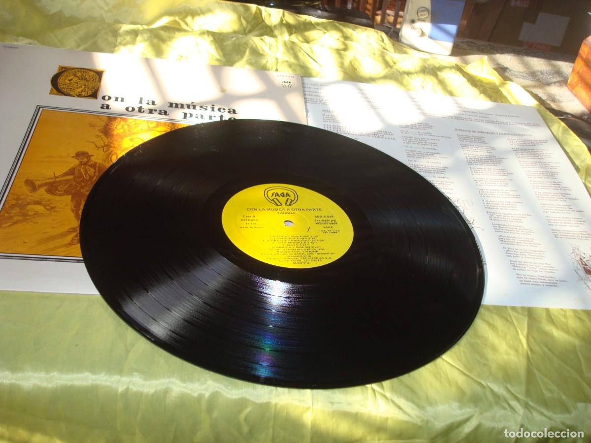 Discos de vinilo: TAHONA. CON LA MUSICA A OTRA PARTE. SAGA, 1985. DEDICADO POR EL GRUPO. CON INSERT. IMPECABLE