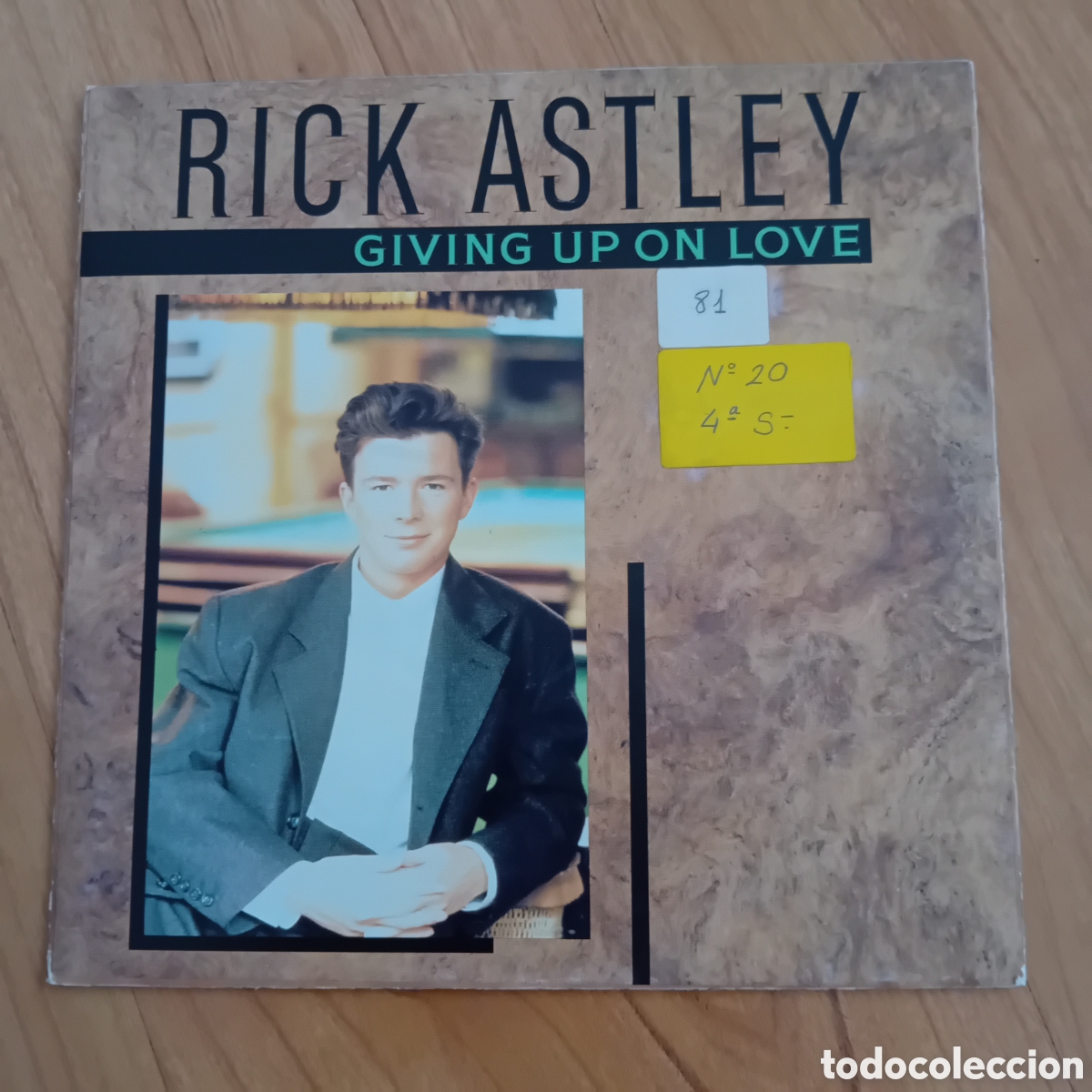Discos de vinilo: RICK ASTLEY. GIVING UP ON LOVE. EDICION CADENA 40 PRINCIPALES. LA CARATULA ES UN POSTER