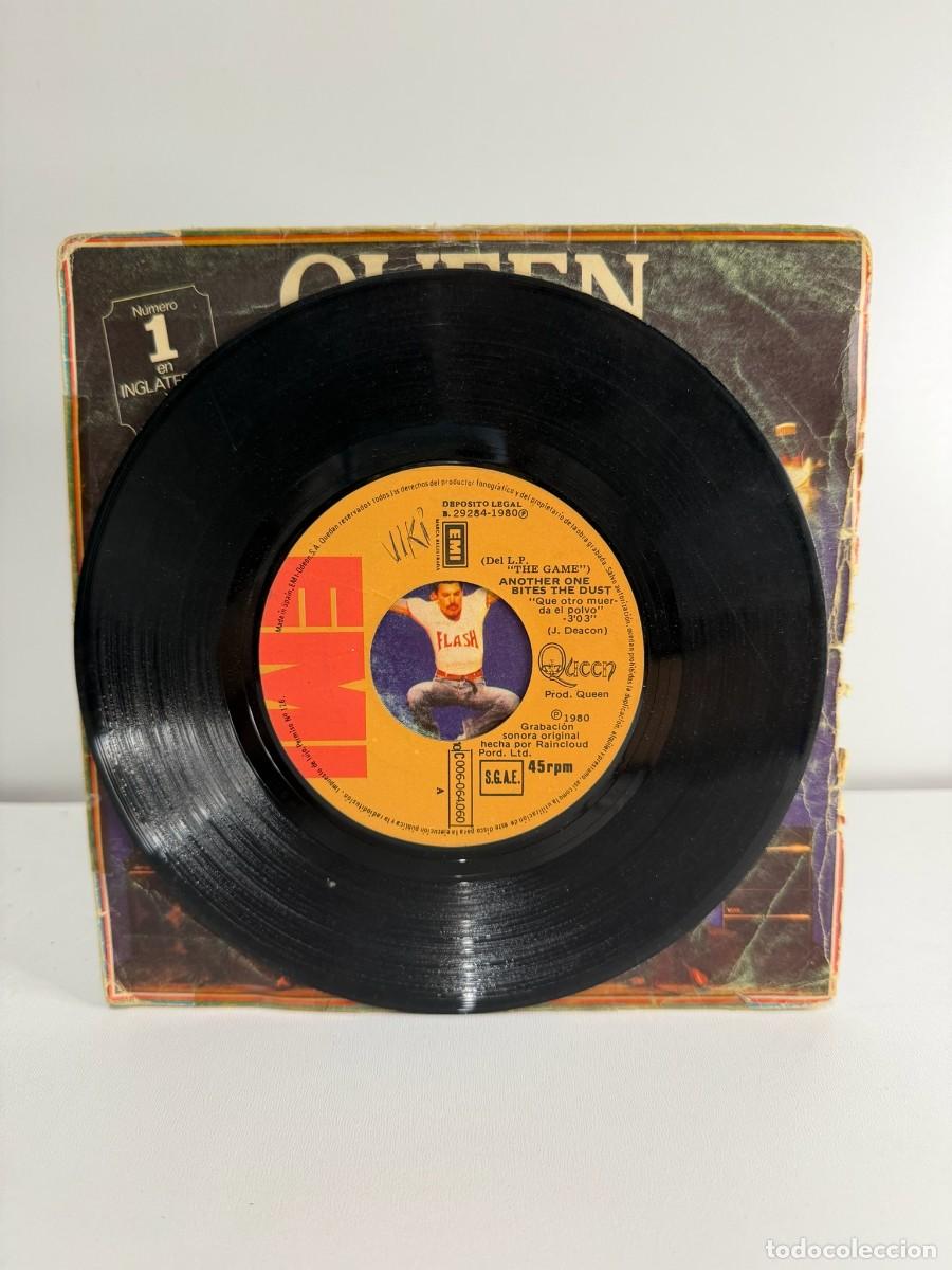 Discos de vinilo: QUEEN (SINGLE) ANOTHER ONE BITES THE DUST - A&Ntilde;O 1980 - Foto 3