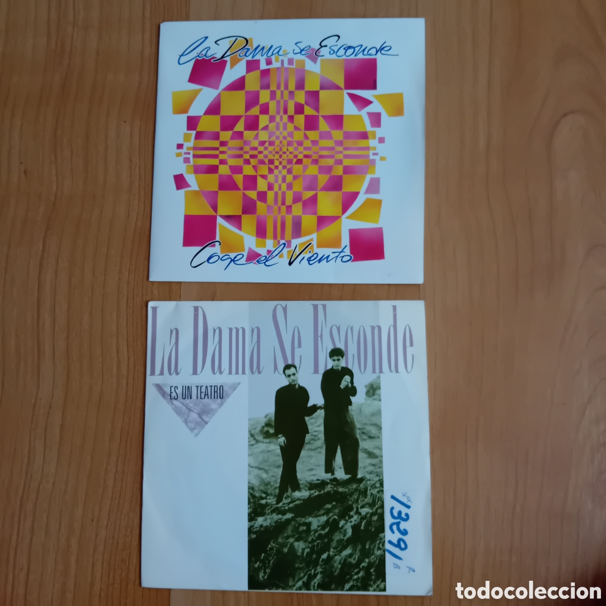 Discos de vinilo: 2 SINGLES LA DAMA SE ESCONDE. ES UN TEATRO. COGE EL VIENTO