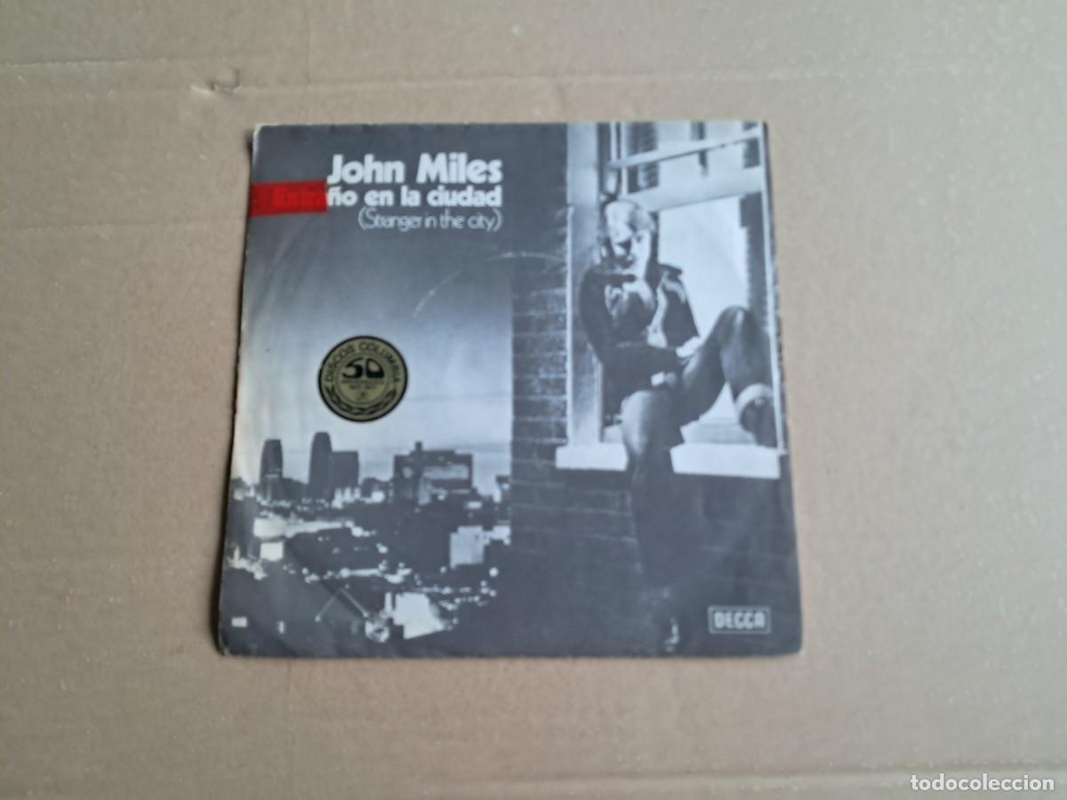 Discos de vinilo: JOHN MILES - EXTRA&Ntilde;O EN LA CIUDAD SINGLE PROMOCIONAL 1977 EDICION ESPA&Ntilde;OLA