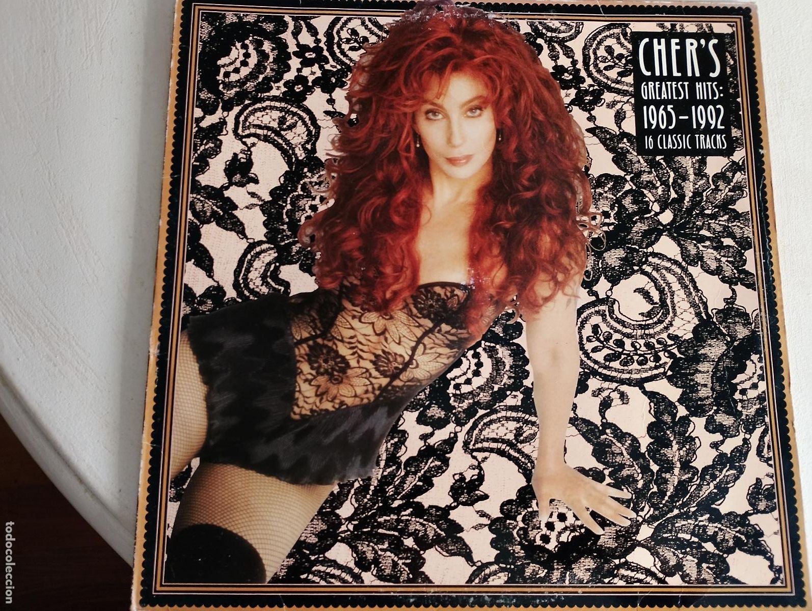 Discos de vinilo: Cher &lrm;&ndash; Cher's Greatest Hits 1965 - 1992, 2 LPS ED ESPA&Ntilde;OLA, con los panfletos