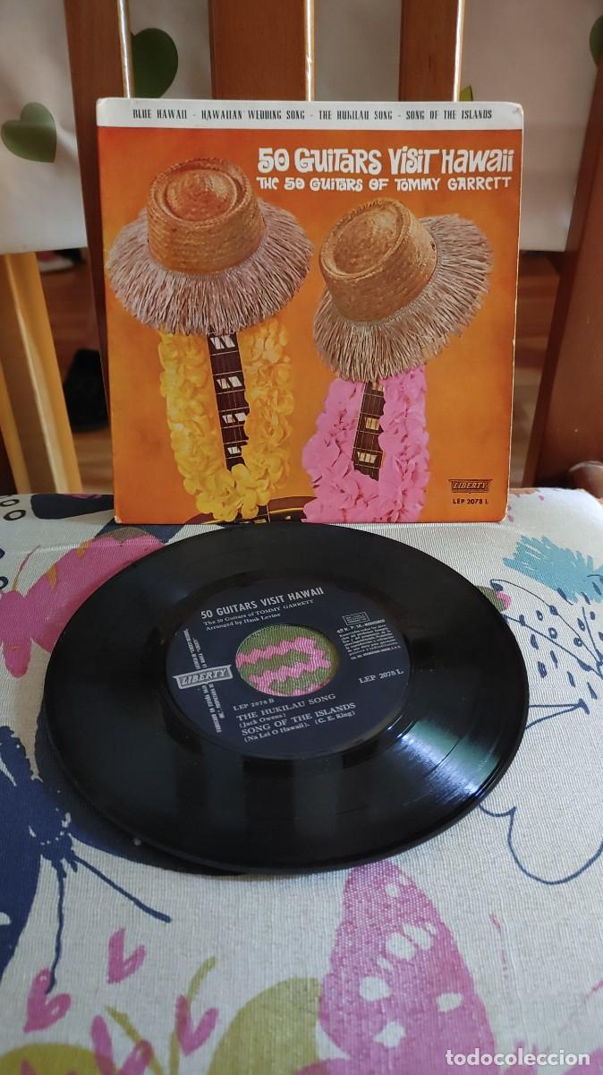 Discos de vinilo: TOMMY GARRETT-EP 50 GUITARS VISIT HAWAII