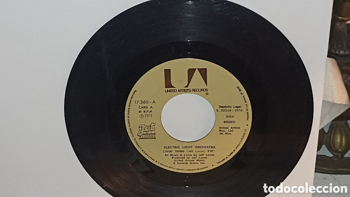 Discos de vinilo: &laquo;Livin' Thing&raquo; del grupo Electric Light Orchestra,&rdquo;Fire On High&rdquo;