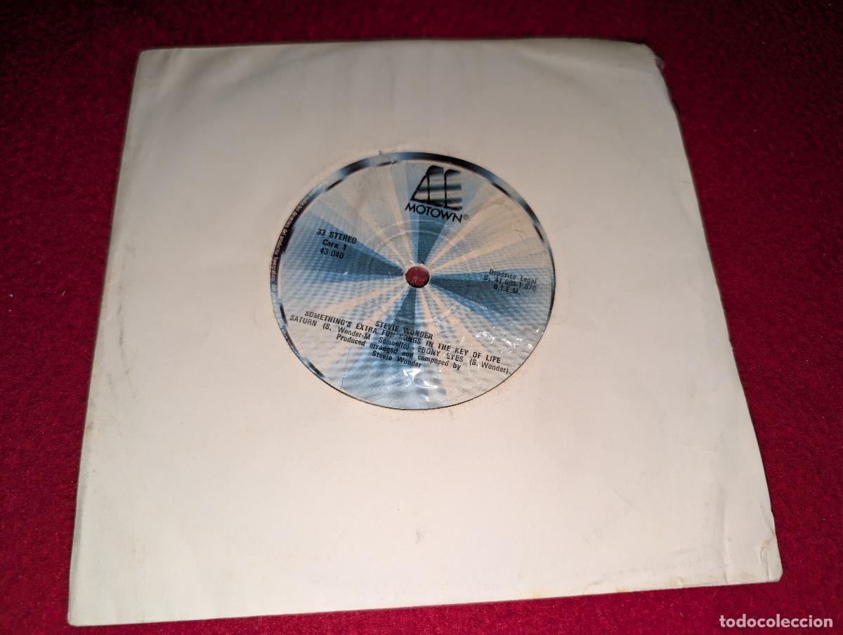 Discos de vinilo: STEVIE WONDER Something's extra for songs in the key of life. Saturn +1 7'' SINGLE 1976 Motown SPAIN