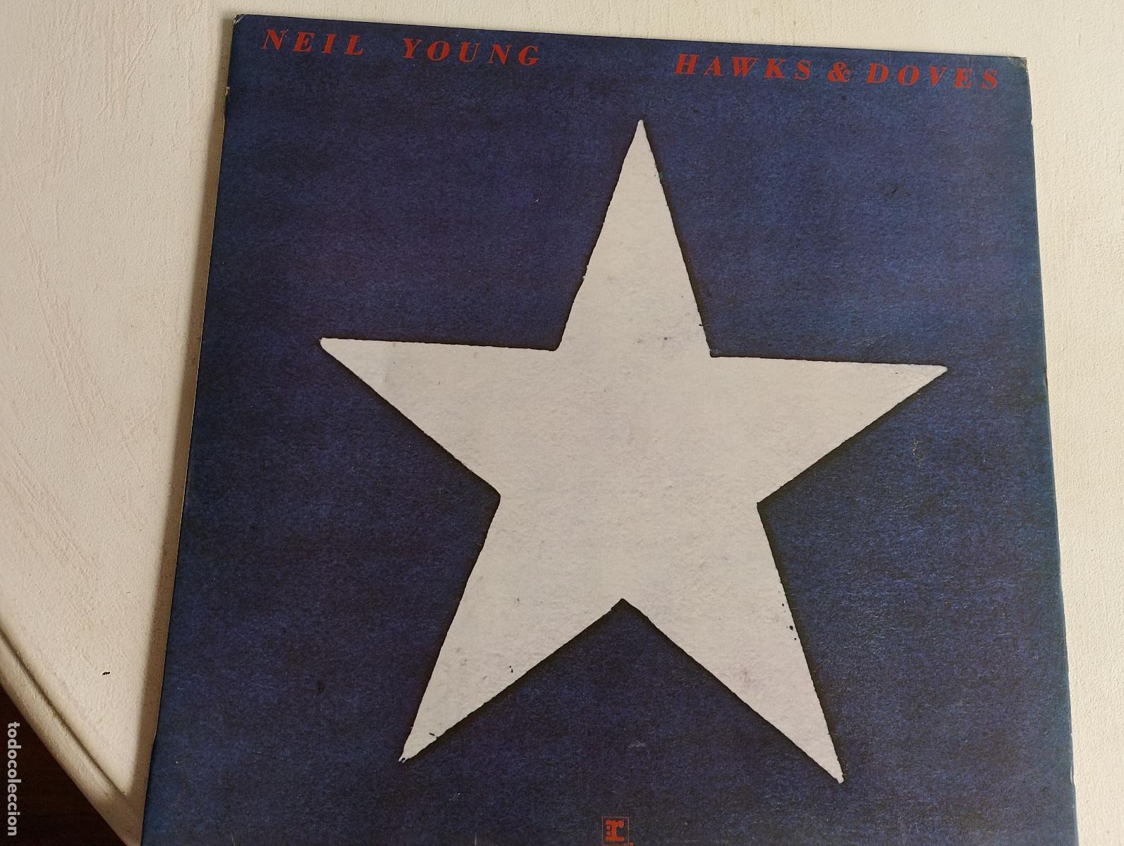 Discos de vinilo: Neil Young &ndash; Hawks & Doves,1980, ed espa&ntilde;ola, contiene el encarte