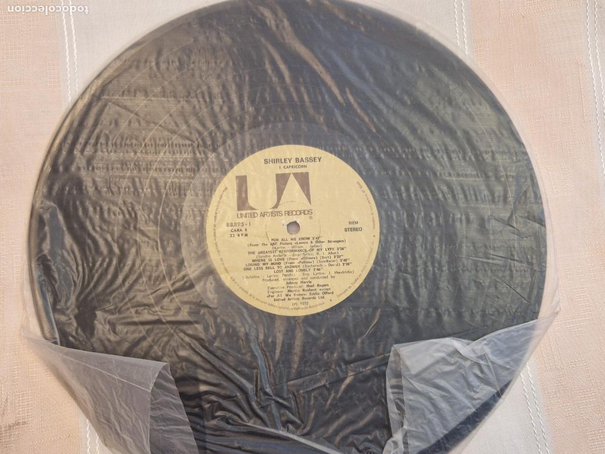 Discos de vinilo: SINGLE. SHIRLEY BASSEY. CAPRICORN. FOR ALL WE KNOW.