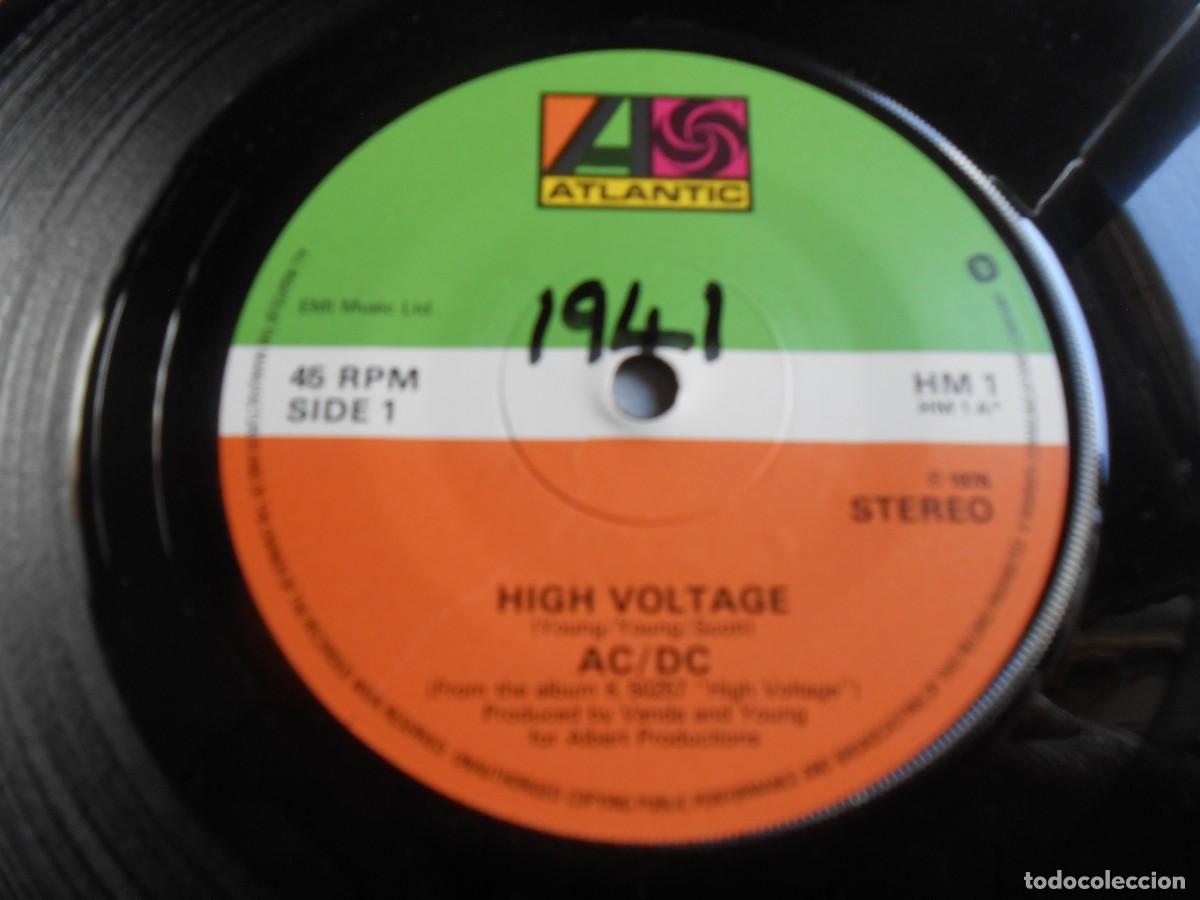 Discos de vinilo: AC / DC, SG, HIGH VOLTAGE (LIVE VERSION) + 1, A&Ntilde;O 1980, ATLANTIC HM 1 - Foto 4