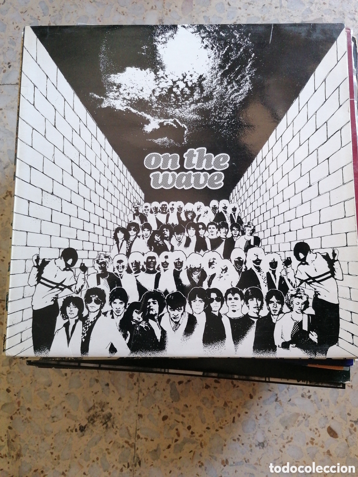 Disques de vinyle: LP ON THE WAVE THE CURE THE CHORDS 999 SIOUXIE 1980 ESPA&Ntilde;A CON LIBRETO EX