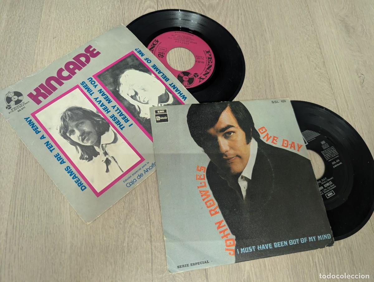 Discos de vinilo: LOTE DE 2 SINGLES INTERNACIONALES DE POP -ROCK - JOHN ROWLES - ONE DAY + KINCADE - DREAMS ARE TEN P