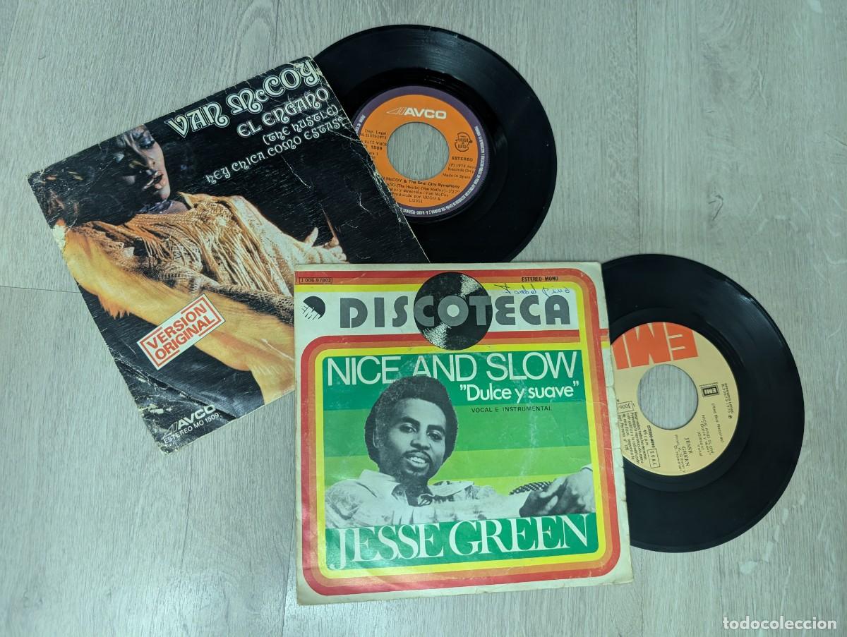 Discos de vinilo: LOTE DE 2 SINGLES DE MUSICA FUNKY-DISCO - VAN MCCOY - EL ENGA&Ntilde;O + JESSE GREEN - NICE AND SLOW