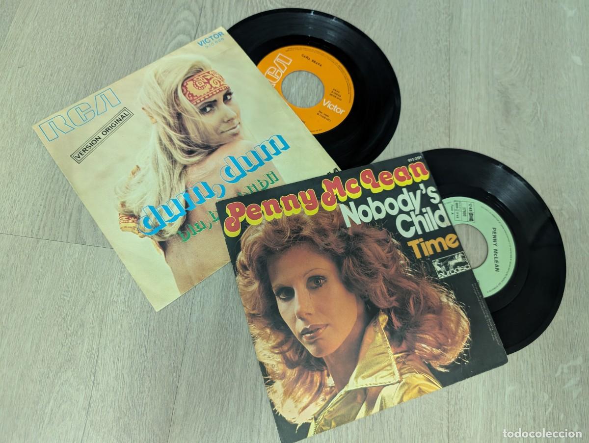 Discos de vinilo: LOTE DE 2 SINGLES DE POP-ROCK DE LOS 70 - PENNY MCLEAN - NOBODY&acute;S CHILD + DUM, DUM - CA&Ntilde;A BRAVA