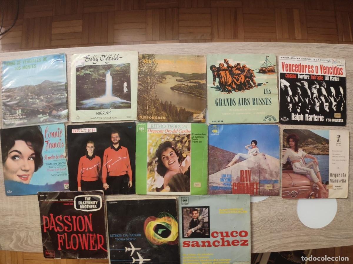 Discos de vinilo: Lote de 43 discos de vinilo en formato single.