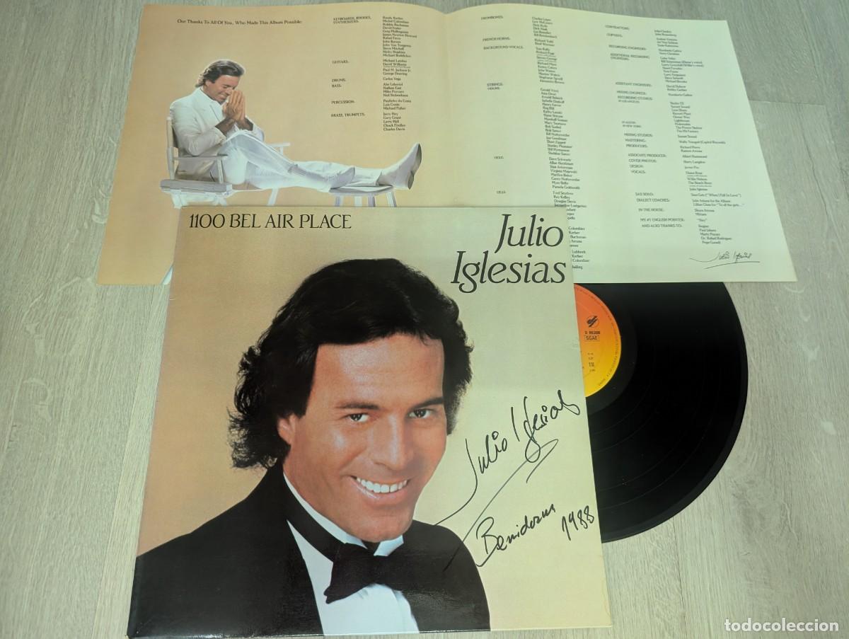 Discos de vinilo: JULIO IGLESIAS - 1100 BEL AIR PLACE ..LP DE 1984 - CON ENCARTE LIBRETO CON LETRAS - CBS ..FIRMADO .