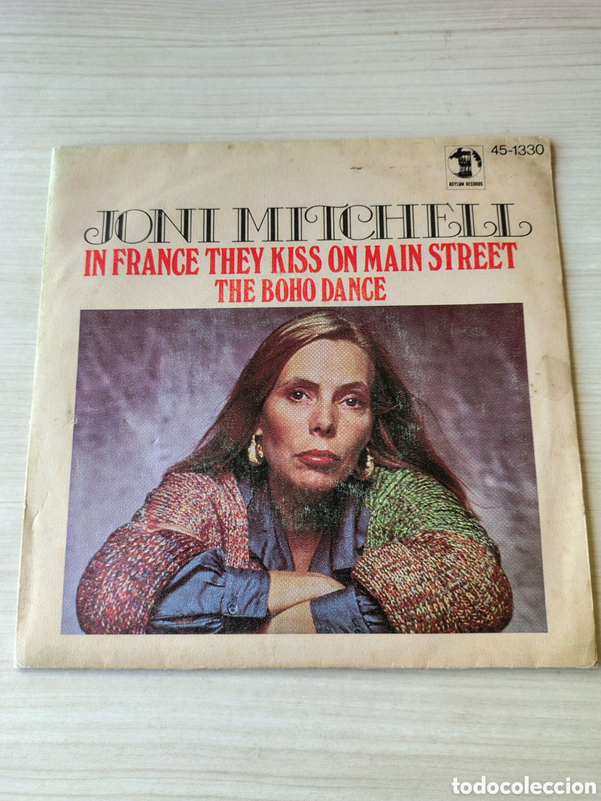 Discos de vinilo: JONI MITCHELL In France They Kiss on Main Street / The Boho Dance ( 1976 ASYLUM HISPAVOX ESPA&Ntilde;A )