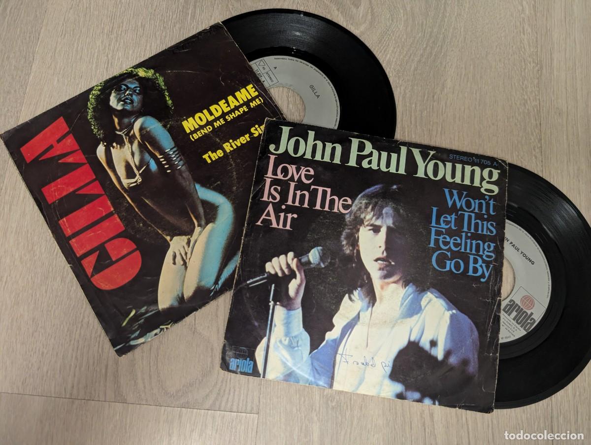 Discos de vinilo: LOTE DE 2 SINGLES DE DISCOTECA - JOHN PAUL YOUNG - LOVE IS IN THE AIR + 1 Y ..GILLA - MOLDEAME +1