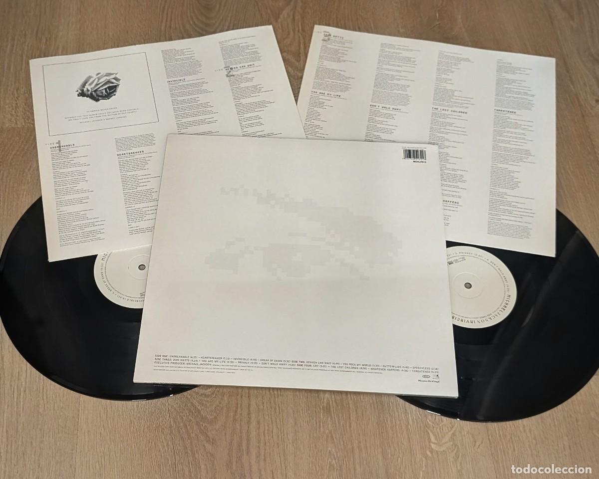 Discos de vinilo: MICHAEL JACKSON - INVINCIBLE ..2LP&acute;S ..2&ordf; EDICION EN VINILO - SONY CON LETRAS DE 2009 - COMO NUEVO - Foto 2
