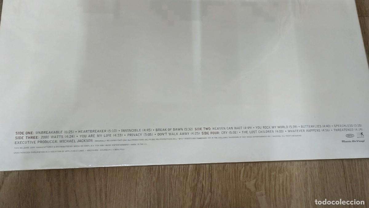 Discos de vinilo: MICHAEL JACKSON - INVINCIBLE ..2LP&acute;S ..2&ordf; EDICION EN VINILO - SONY CON LETRAS DE 2009 - COMO NUEVO - Foto 4