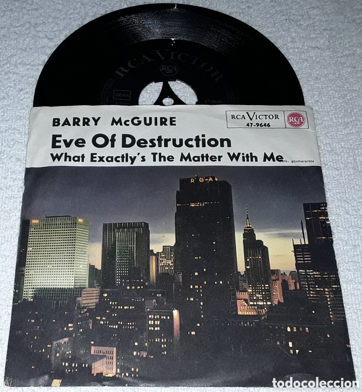 Discos de vinilo: SG - BARRY MCGUIRE - EVE OF DESTRUCTION / WHAT EXACITY'S THE MATTER WHIT ME - MADE IN GERMANY