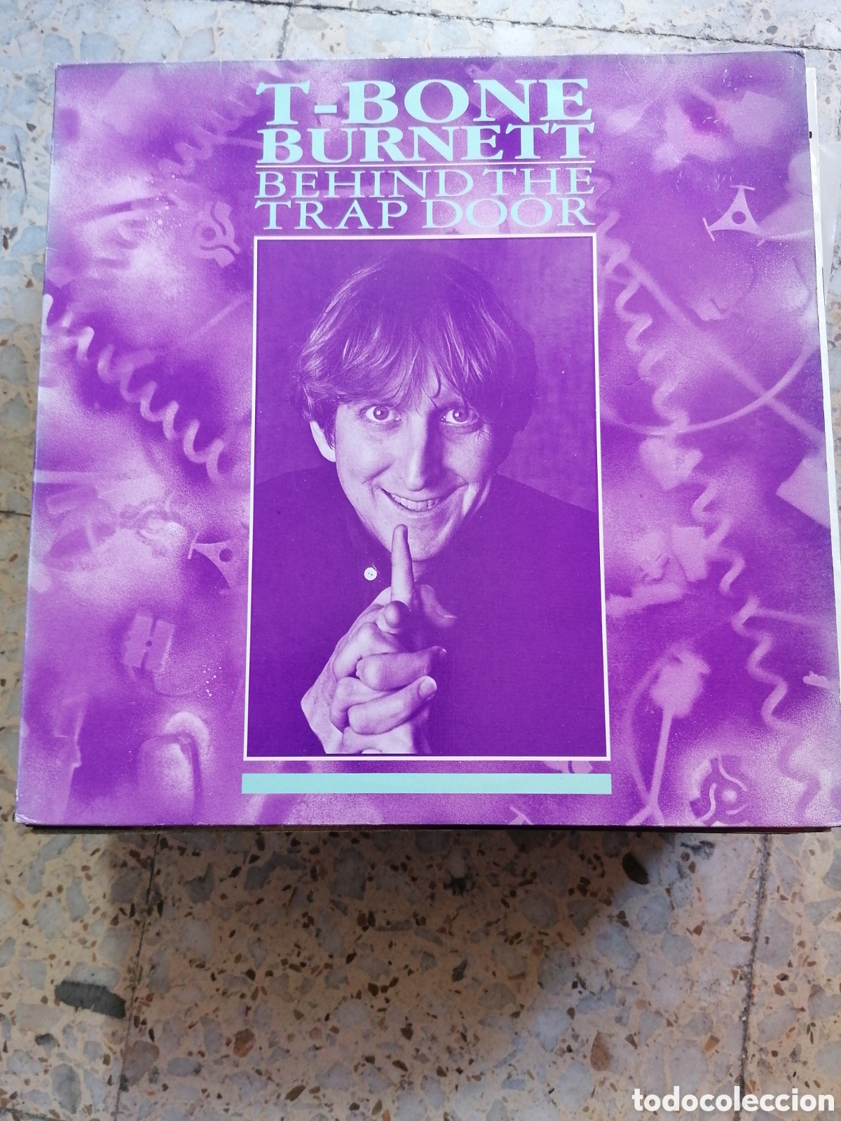 Discos de vinilo: LP T BONE BURNETE BEHIND THE TRAP DOOR 1984 UK