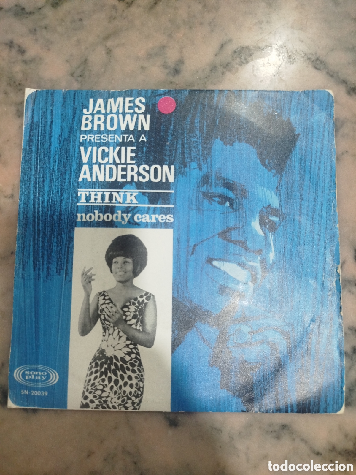 Discos de vinilo: El vinilo single de 7 pulgadas de la imagen, titulado &rdquo;James Brown presenta a Vickie Anderson&rdquo;