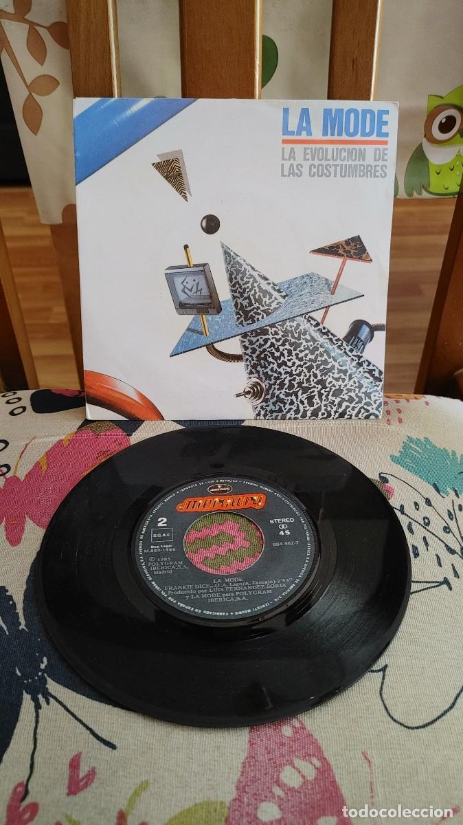 Discos de vinilo: LA MODE-SINGLE LA EVOLUCION DE LAS COSTUMBRES