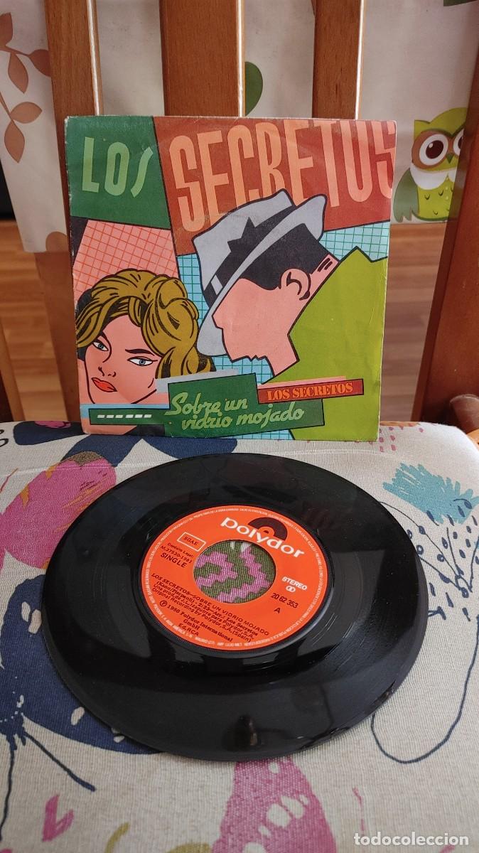 Discos de vinilo: LOS SECRETOS-SINGLE SOBRE UN VIDRIO MOJADO-NOMBRE ESCRITO EN TRASERA
