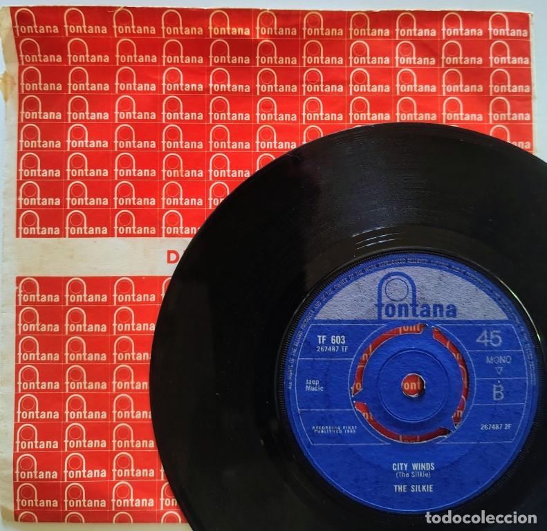 Discos de vinilo: The Silkie. You&rsquo;ve got to hide your love away/ City winds. Fontana, UK 1965 single