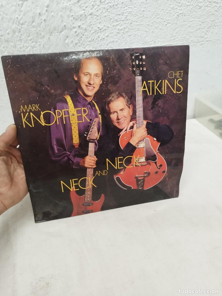 Discos de vinilo: Mark Knopfler And Chet Atkins &ndash; Neck And Neck. vinilo lp, carpeta como se ve en las fotos.
