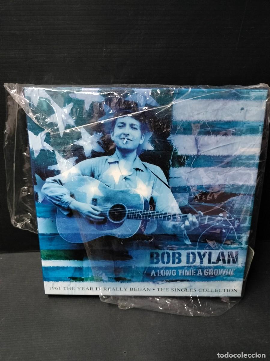 Dischi in vinile: BOB DYLAN A Long Time A Growin' box set 6 singles vinilo azul 1961 The Year It Really Began NUEVO!!