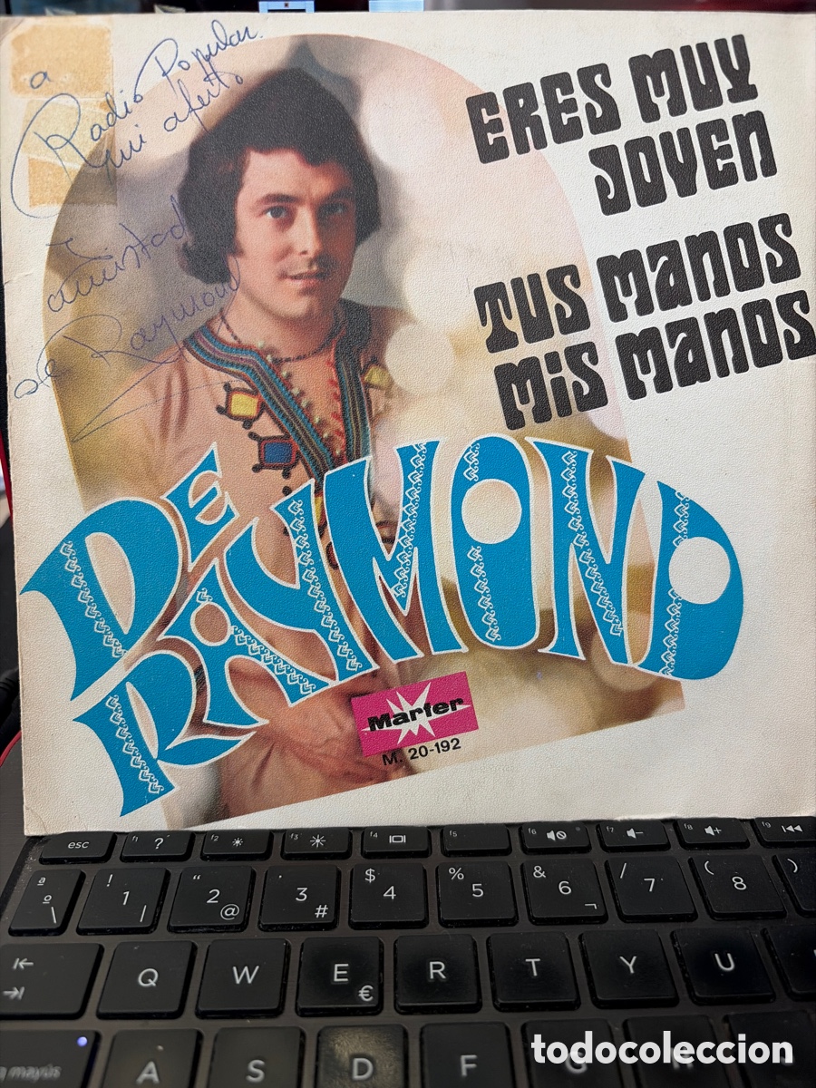 Discos de vinilo: DE RAYMOND - ERES MUY JOVEN + TUS MANOS MIS MANOS SINGLE FIRMADO POR EL ARTISTA