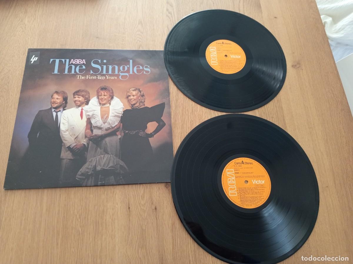 Discos de vinilo: GENIAL DOBLE LP. ABBA / THE SINGLES / THE FIRST TEN YEARS / SELLO BMG PL 74008 / A&Ntilde;O 1983.