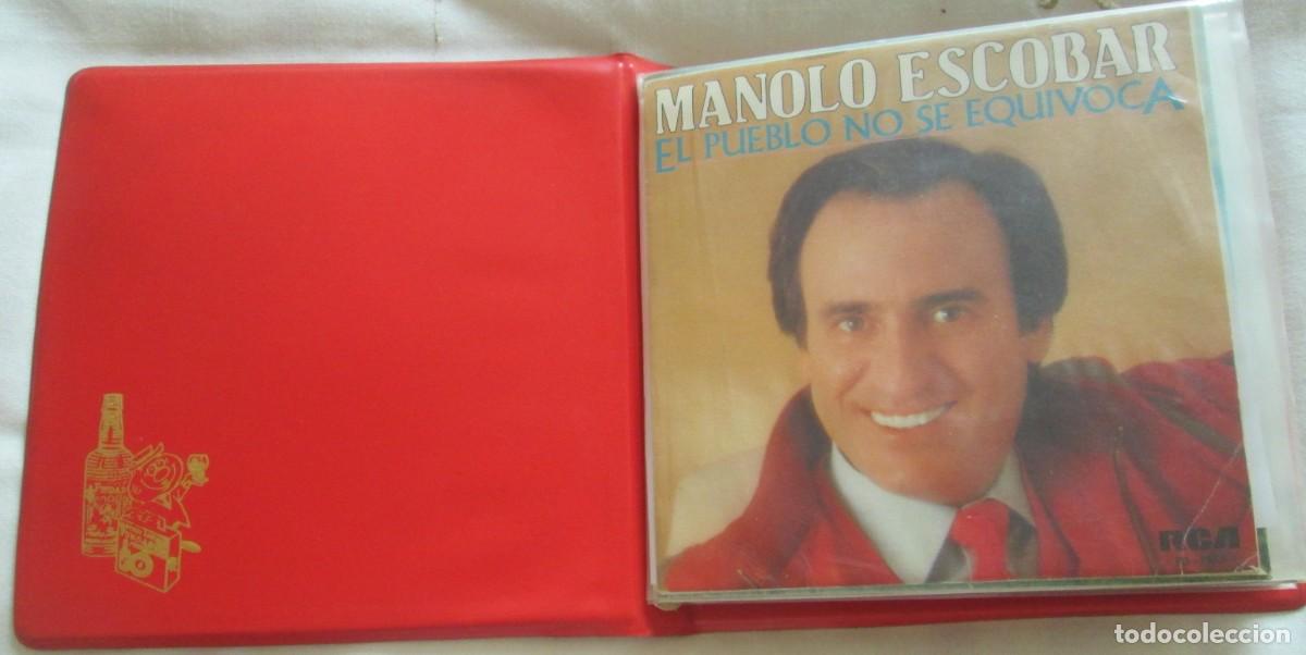 Discos de vinilo: Antiguo &aacute;lbum de Fundador con 12 singles de vinilo de cantantes espa&ntilde;oles.