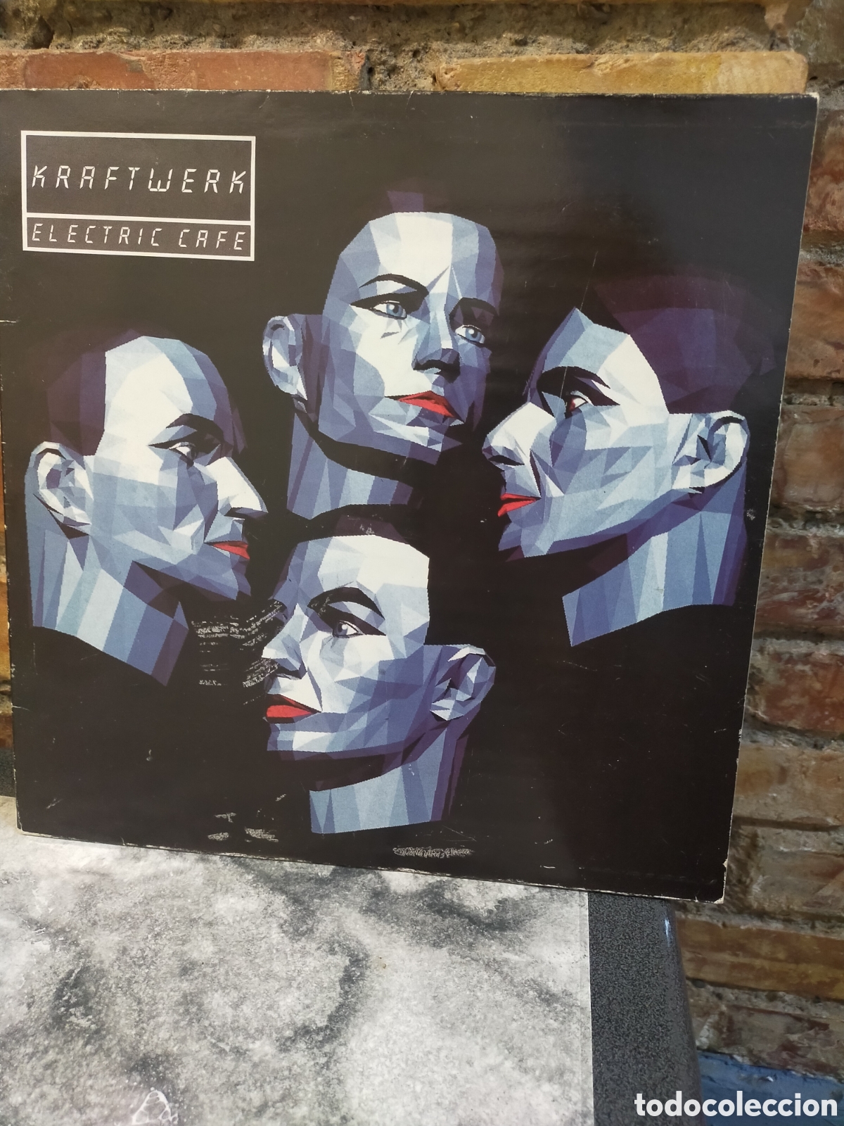 Vinyl records: vinilo Electric Caf&eacute; (1986) del grupo alem&aacute;n de m&uacute;sica electr&oacute;nica Kraftwerk. &bull; Artista: Kraftwerk