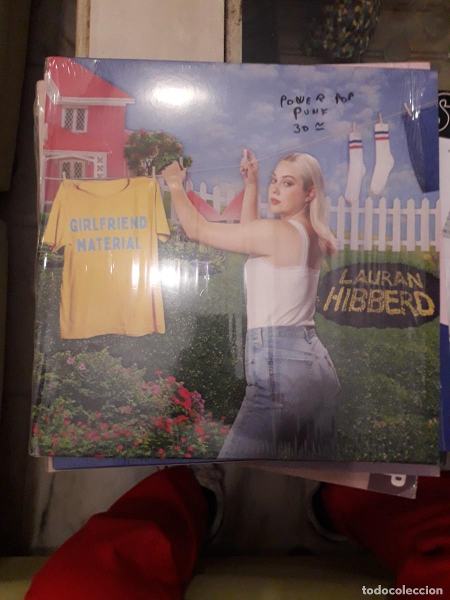 Discos de vinilo: LAURA HIBBERD-GIRLFRIEND MATERIAL-UK 22/3/2024-POP PUNK/POWER POP-VINYL CLEAR(8&euro; ENV CERT) - Foto 1