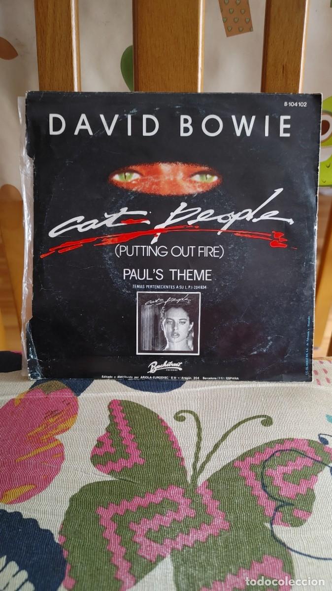 Discos de vinilo: DAVID BOWIE-SINGLE CAT PEOPLE - Foto 2