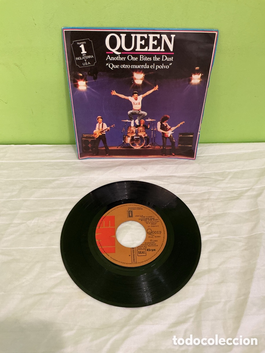 Discos de vinilo: Queen &ndash; Another One Bites the Dust &ndash; Single 1980 - Foto 2