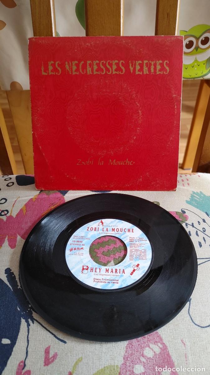 Discos de vinilo: LES NEGRESSES VERTES-SINGLE ZOBI LA MOUCHE - Foto 1