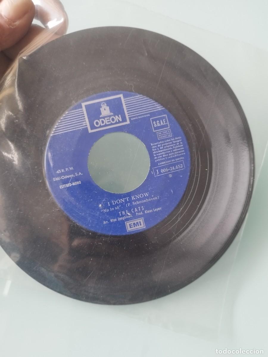 Discos de vinilo: The Cats - Let's Dance (Bailemos) / I Don't Know (No lo s&eacute;) - Single 7&rdquo; Vinilo Odeon Espa&ntilde;a 1972.