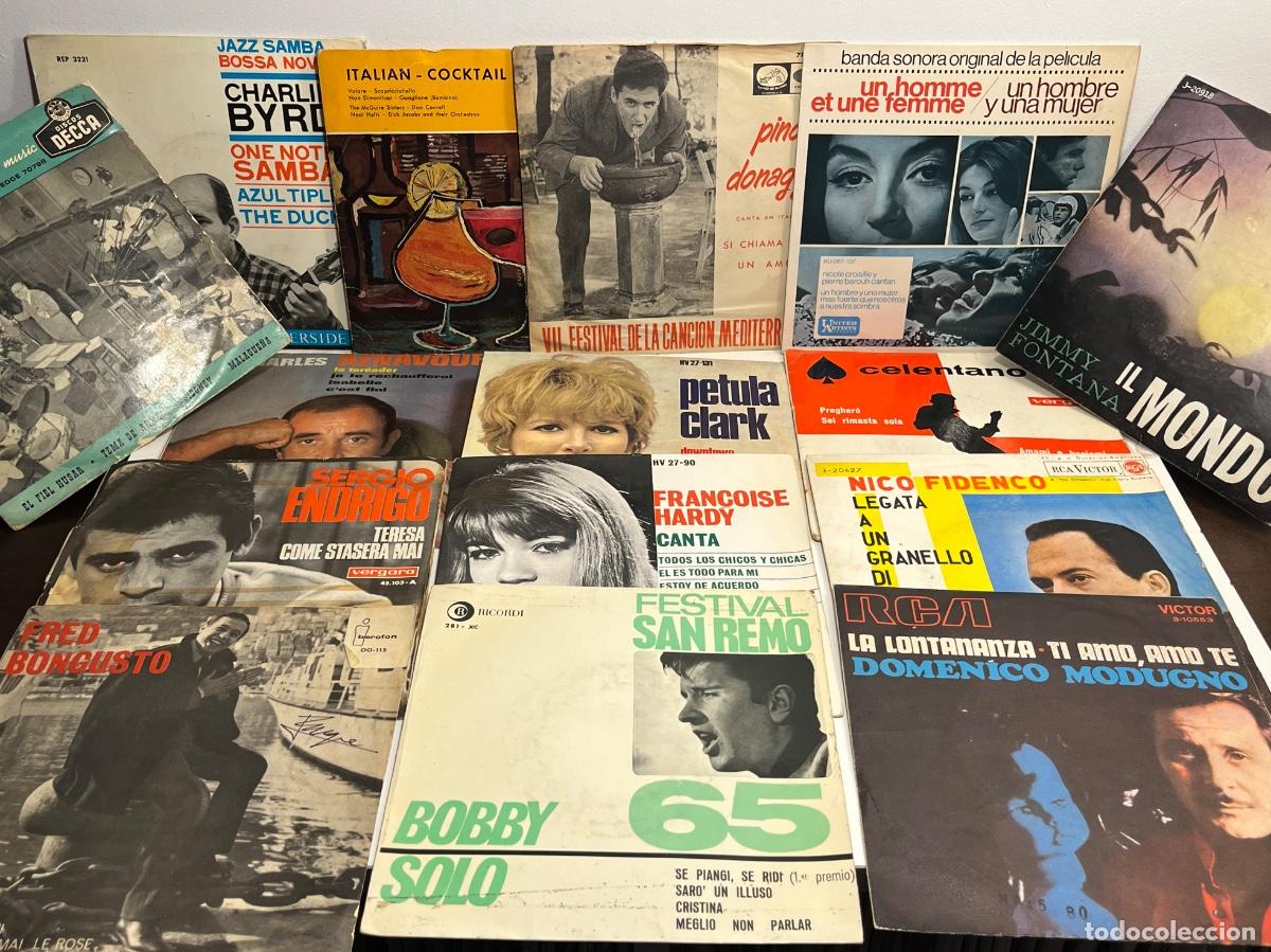 Discos de vinilo: Lote de 15 singles en italiano, franc&eacute;s y otros + Caja porta discos