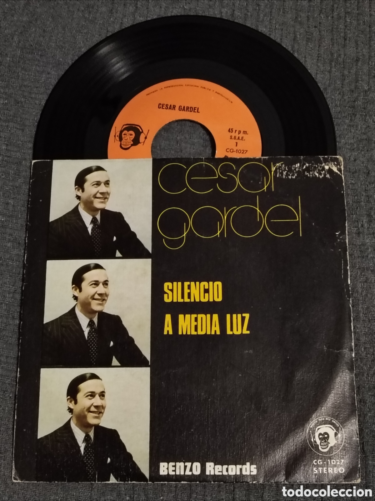 Discos de vinilo: C&eacute;sar Gardel con las canciones &rdquo;Silencio&rdquo; y &rdquo;A media luz