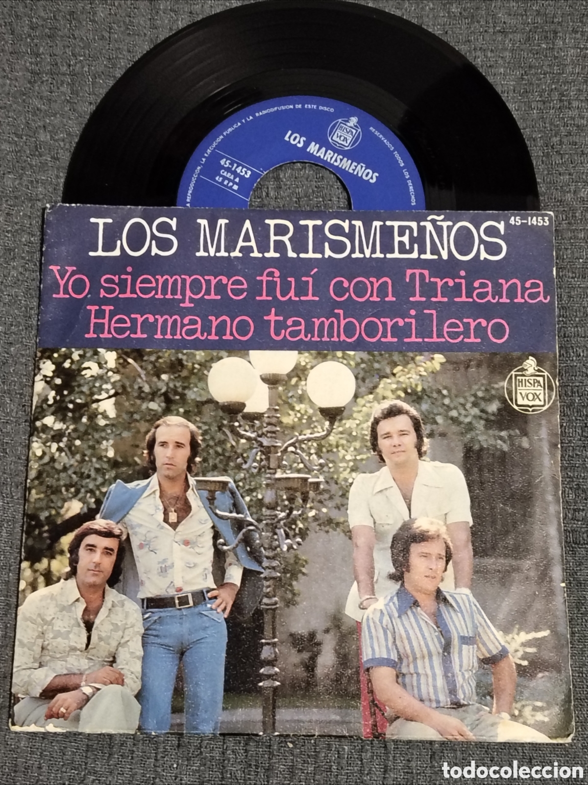 Discos de vinilo: vinilo de 7&rdquo; de Los Marisme&ntilde;os que incluye las canciones &rdquo;Yo siempre fu&iacute; con Triana&rdquo; y &rdquo;Hermano tamb
