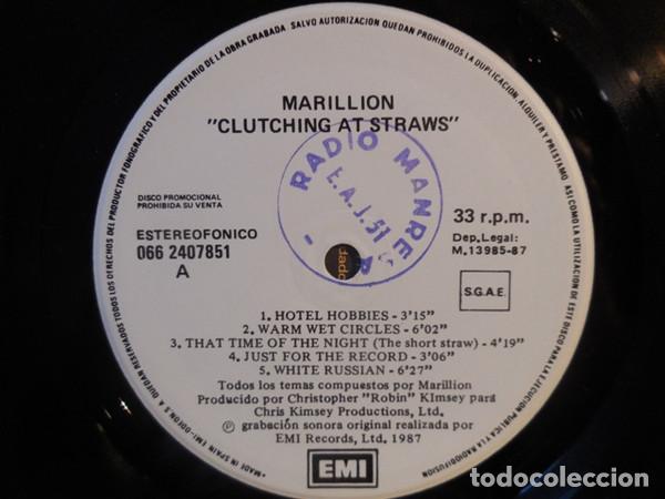 Discos de vinilo: MARILLION - CLUTCHING AT STRAWS - LP - Foto 3