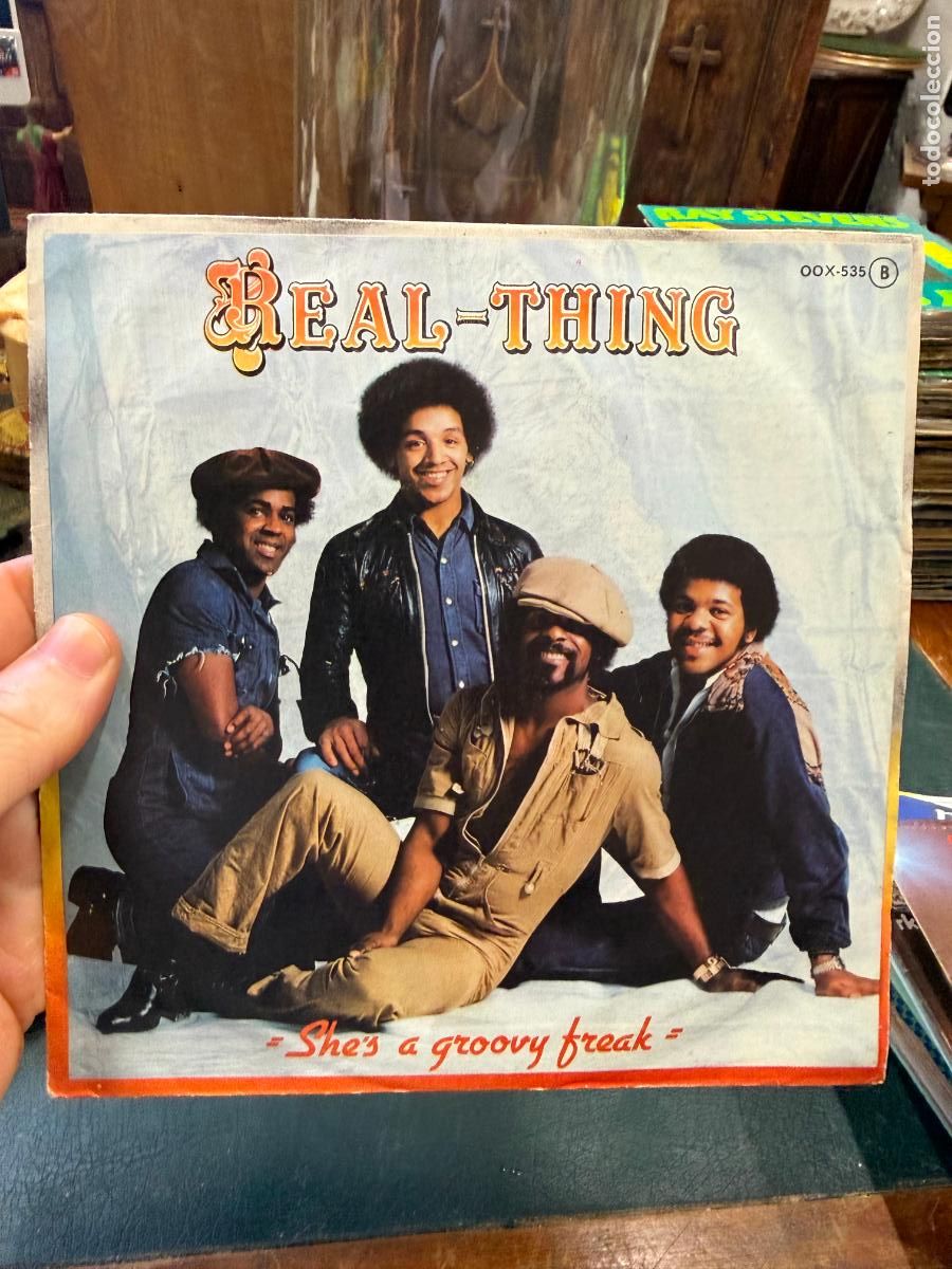 Discos de vinilo: SINGLES REAL-THING - SHE&acute;S A GROOVY FREAK