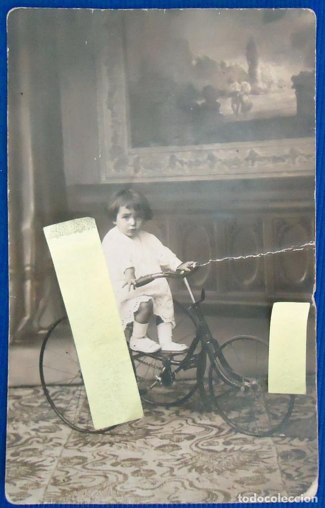 Documentos antiguos: postal fotografica ni&ntilde;a bicicleta triciclo rueda pedal ciclismo deporte infantil juego ejercicio